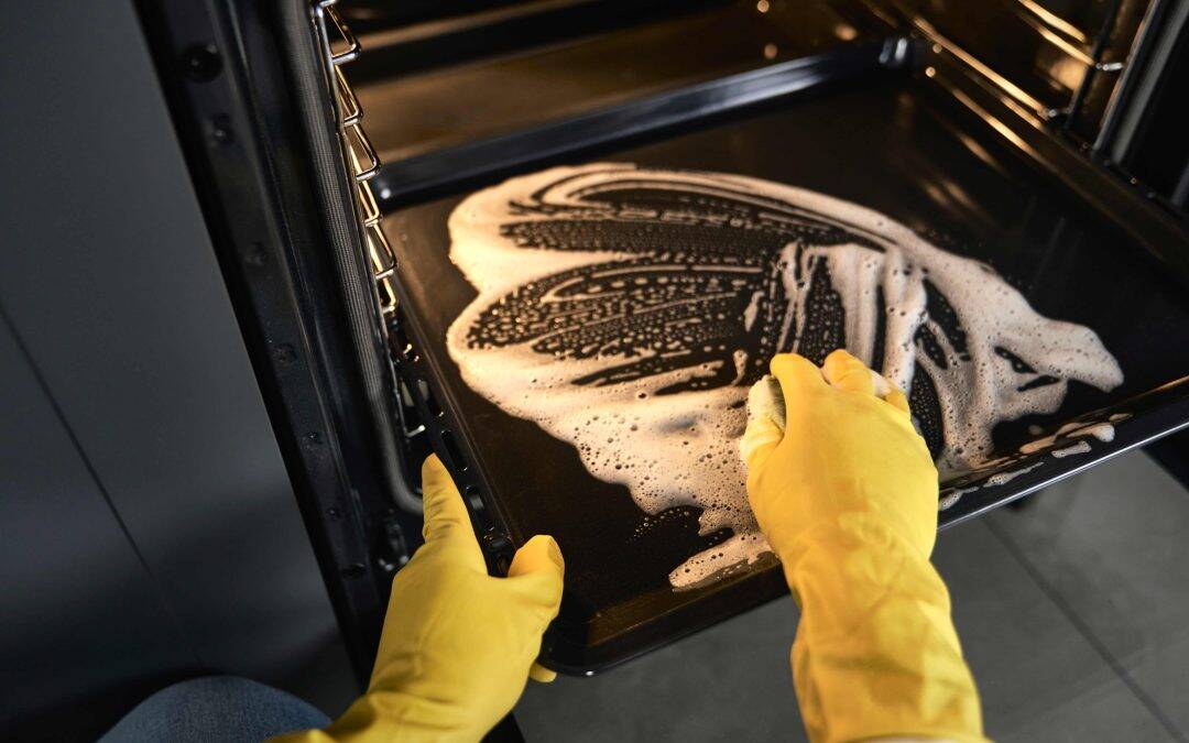 HOW TO CLEAN OVEN DOOR GLASS